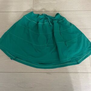 KELLY GREEN TENNIS SKIRT - SIZE MEDIUM